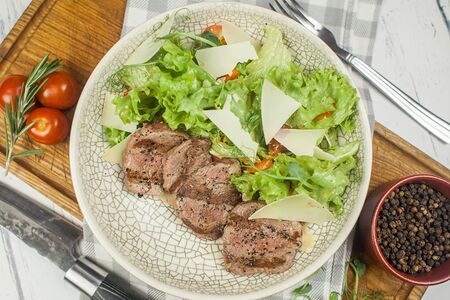 Салат с телятиной гриль