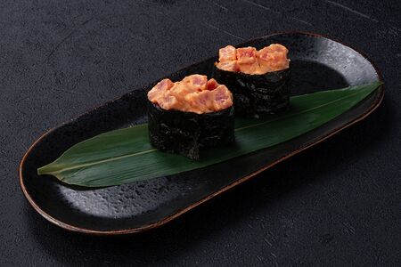 Гункан с тунцом