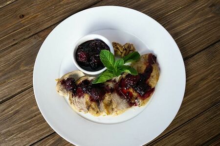 Куриная грудка в вишнево-ежевичном соусе