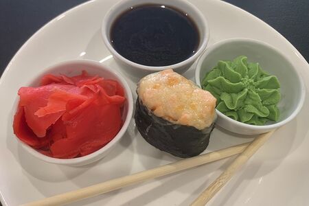 Суши с запеченным лососем