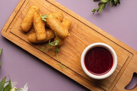 Жареный сыр с брусничным соусом