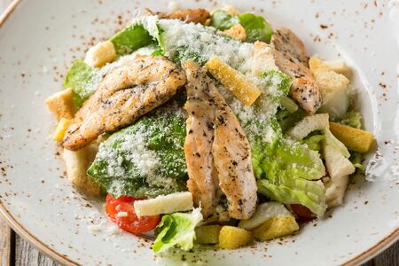 Салат Цезарь с курицей