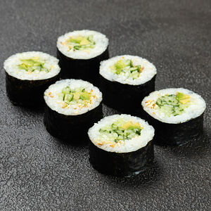 Кинг ролл с огурцом и авокадо