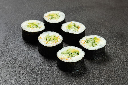 Кинг ролл с огурцом и авокадо