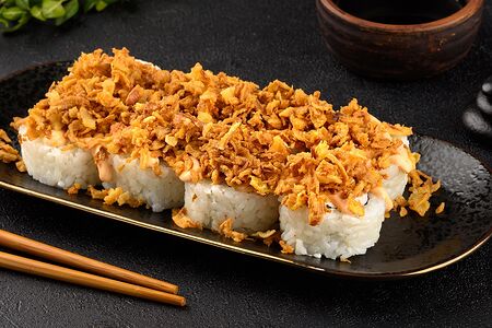 Ролл с лососем терияки и хрустящим луком