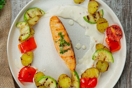 Лосось с овощами гриль под сливочно-икорным соусом