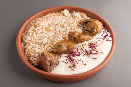 Телячьи щечки с полбой и муссом из сыра