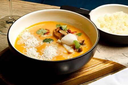 Том ям с морепродуктами