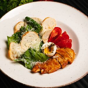 Салат Цезарь с цыпленком гриль