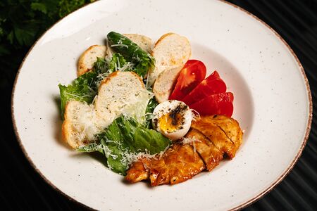 Салат Цезарь с цыпленком гриль