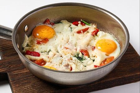 Омлет или яичница с моцареллой, шпинатом и перцем