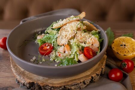 Салат цезарь с креветками