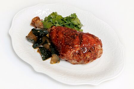 Голень индейки в томатно-медовой глазури с маринованными огурцами