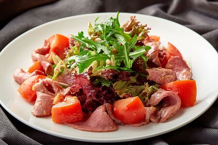 Салат с ростбифом в кунжутной заправке