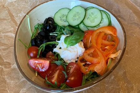 Овощной салат с сыром страчателла