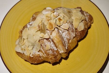 Круассан миндаль