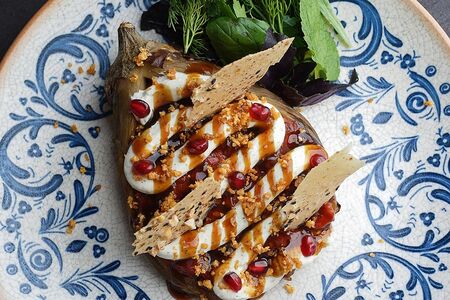 Печёный баклажан с кремом из молодого сыра