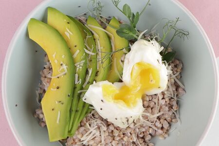 Зеленая гречка с яйцом пашот, авокадо и сыром пармезан