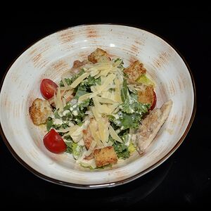 Салат Цезарь с курицей