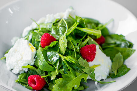 Салат с Рикоттой и малиной