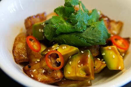 Салат с баклажанами и авокадо