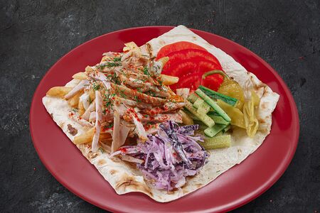 Шаверма классическая с курицей на тарелке