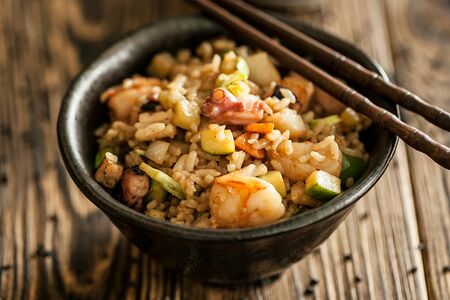 Вок Рис с морепродуктами и овощами