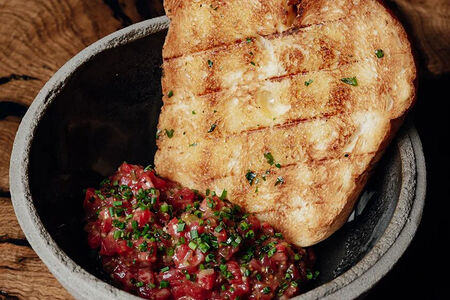 Тартар из говядины, бриошь и пармезан