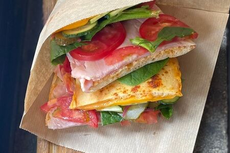 Сэндвич с пастрами, сыром и томатами