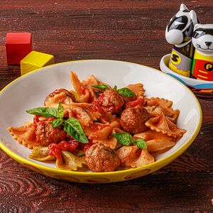 Фарфалле с мясными фрикадельками