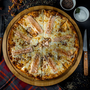 Пицца с красной рыбой