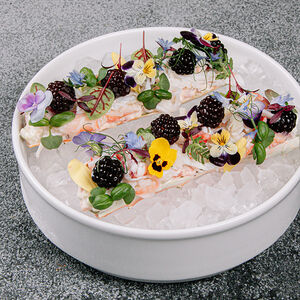 Фаланги камчатского краба, авокадо и ежевика