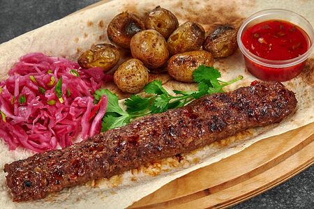 Люля-кебаб из баранины с картофелем и огурцами