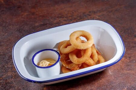 Луковые кольца с сырным соусом