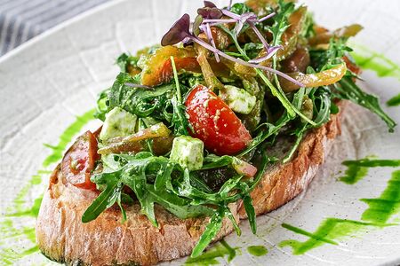 Брускетта с томатами и брынзой в соусе песто