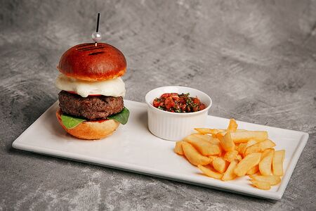 Бургер Бриошь с рубленой котлетой из телятины, с картофелем фри