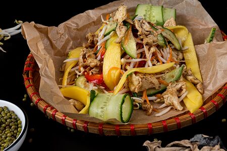 Салат манго с курицей