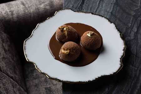 Профитроли с кремом из фундука и горячим шоколадом