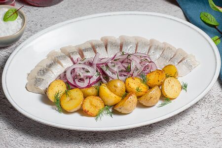 Спинка малосольной сельди с тёплым картофелем и луком