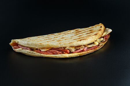 Пицца с колбасой и грибами