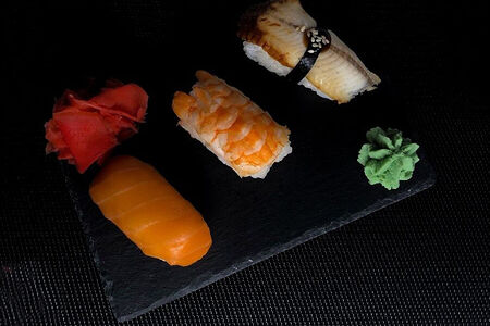 Суши с лососем