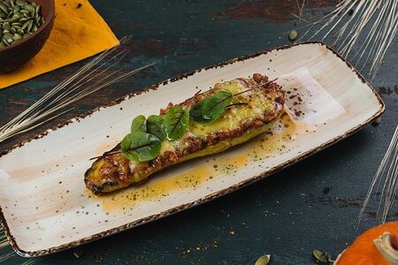 Запеченный цукини с мясной начинкой под сырной шапкой