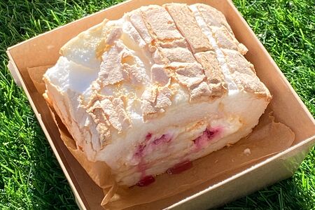 Меренговый рулет с малиной