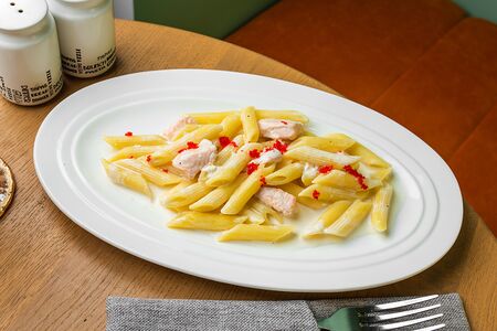 Пенне с лососем в сливочном соусе