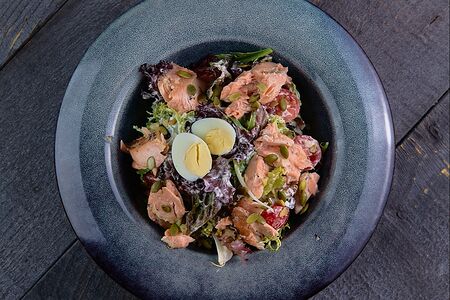 Салат с копченой форелью