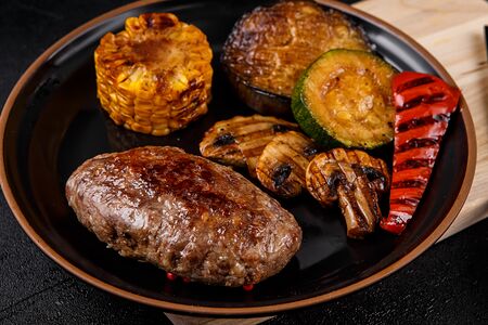 Котлета из оленины с овощами гриль