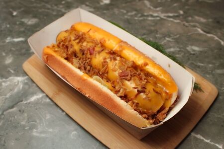 Хот-дог с сыром чеддер