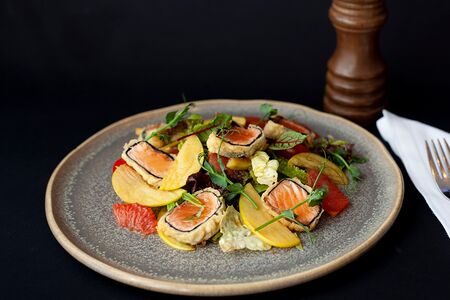 Салат с теплым роллом из лосося и соусом Лайм