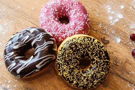 Ягодный пончик-донат