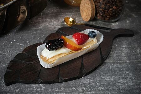 Эклер с ягодой